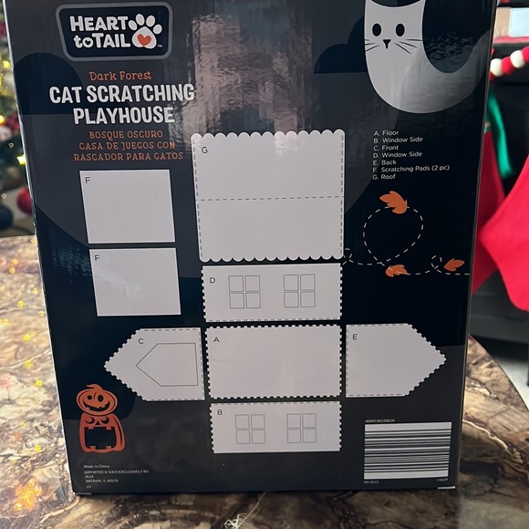 Cat scratching house - Picture 3 of 4